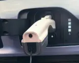 Cargando un coche eléctrico. Aunque los coches eléctricos no tienen embrague, este se conecta a la red para recargar su energía.
