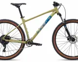 Beżowy rower trailowy Marin z brązowymi oponami WTB Trail Boss gotowy na podbój górskich ścieżek.