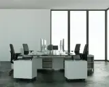 Nowoczesne biuro z przeszklonymi ścianami i ergonomicznymi stanowiskami pracy. Inspiracja, jak urządzić biuro, by było funkcjonalne i estetyczne.