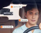 Kierowca korzysta z 70mai komendy głosowe: "Lock the video", "Take photo", "Turn on/off audio".