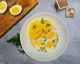 Pyszne jajka w sosie musztardowym z puree ziemniaczanym, udekorowane koperkiem i szczypiorkiem. Idealne na obiad.