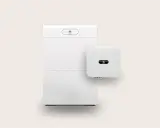 Två vita enheter, en stor batterienhet och en mindre växelriktare, från Huawei SUN2000-serien står bredvid varandra mot en ljus bakgrund.