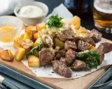 Biff Rydberg-inspirerad rätt med tärnad biff, stekt potatis och lök. Perfekt för ett mysigt middagsrecept.