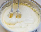 Mieszadła miksera ubijają kremowy, gładki krem z mascarpone. Dowiedz się, jak uratować zwarzony krem z mascarpone, by deser był idealny.