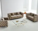 En lyxig soffgrupp med en soffa 3+2+1 i sammet, med knappad design och guldfärgade detaljer.