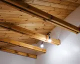 Drewniane belki na suficie, tworzące rustykalny klimat. Dowiedz się, jak zrobić belki drewniane na suficie, by nadać wnętrzu ciepły charakter.