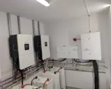 System awaryjne zasilanie domu z fotowoltaiki: falowniki, baterie i skrzynki elektryczne.
