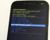 Ekran recovery Motorola. Wybierz "Wipe data/factory reset", by odblokować telefon gdy zapomnisz kodu.
