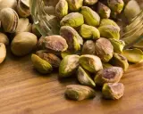 Garść pistacji wysypana ze słoika. Czy pistacje są kaloryczne? Tak, ale zdrowe!