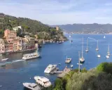 Colorati paesi della Riviera di Levante, con barche a vela e yacht che solcano il mare blu.