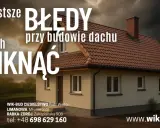 Dom z brązowym dachem i kominem, na tle ciemnego nieba. Napisy: "Najczęstsze BŁĘDY przy budowie dachu i jak ich UNIKNĄĆ".
