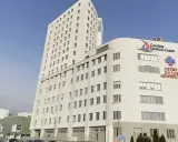 Nowoczesny budynek Carolina Medical Center w Warszawie z napisem "Ostry Dyżur Ortopedyczny".