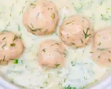 Pięć delikatnych pulpetów w kremowym sosie koperkowym, pachnącym latem.
