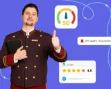 Uśmiechnięty pracownik hotelu z tabletem, kciukiem w górę, pokazuje wyniki monitoringu internetu: wskaźnik 50, spadek OPI o 10 punktów i ocenę Google 4,8.