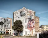 Dziewczynka z konewką na ścianie kamienicy, jeden z pięknych murale Białystok.