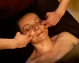 Détente profonde avec un massage Kobido. Les mains expertes travaillent les points de tension du visage pour un lifting naturel.
