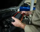 Mechanik używa skanera diagnostycznego do sprawdzenia stanu silnika. To ważne, by mieć aktualne papiery od gazu do przeglądu.