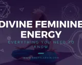 Kvinna i meditationsställning, omgiven av chakrasymboler. Texten "DIVINE FEMININE ENERGY" framhäver budskapet.