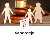 Drewniane figurki rodziny i młotek sędziowski symbolizują co to jest separacja i jej prawne aspekty.