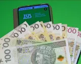 Złotówki i ekran telefonu z logo ZUS. Ile trzeba pracować za granicą żeby dostać emeryturę?