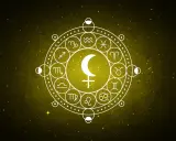 Obracający się symbol Lilith w Wodniku, otoczony znakami zodiaku i fazami księżyca, na tle gwieździstego nieba.