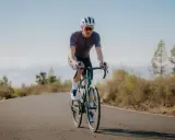 Radfahrer auf einer Straße, der die Prinzipien der **Superkompensation im Sport** verkörpert.