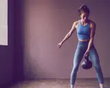 Frau trainiert mit Kettlebell, bereit für die 75 Hard Challenge.