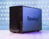 Serveur de stockage en réseau Synology DS223, compact et discret, prêt à centraliser vos données.