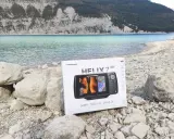 Boîte d'un Humminbird HELIX 7 G3 avec écran affichant des images side imaging, posée sur des rochers au bord d'un lac.