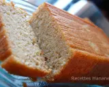 Un délicieux gâteau banane sans sucre, moelleux et doré, coupé en deux pour révéler sa mie aérée. Parfait pour un goûter sain.