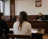 Sąd w sprawie rozwodowej. Sędzia przesłuchuje świadka.