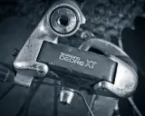 Przerzutka rowerowa Shimano Deore XT, gotowa do akcji, w przeciwieństwie do Sram.