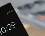 Ekran telefonu z ikoną samolotu i baterią 83%. Czas 10:29. Jak ograniczyć korzystanie z telefonu?