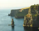 Majestatyczne klify Irlandii, gdzie praca i natura splatają się w zapierający dech w piersiach krajobraz.