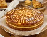 Gâteau basque à la crème, un délice doré avec un motif caramel et une garniture onctueuse. Parfait pour un goûter gourmand.