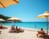 Słoneczna plaża z leżakami i parasolami. Ludzie odpoczywają, a w turkusowym morzu kąpie się mężczyzna. Czy na Majorkę potrzebny jest paszport?
