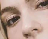 Primer plano de un ojo y nariz de mujer rubia. Consejos sobre como disimular las bolsas de los ojos.