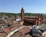 Vista aerea di Alba, con la cattedrale in primo piano e le colline piemontesi sullo sfondo. Un'ottima panoramica di cosa vedere ad Alba.