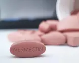 Tabletka z napisem "IVERMECTIN". Co to jest? Lek stosowany w leczeniu chorób pasożytniczych.