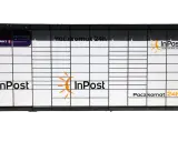 Paczkomat InPost, gotowy do obsługi kolejnych etapów przesyłki. Widoczne logo Allegro Smart.