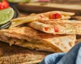 Krispiga quesadillas med smält ost och tomat. Ett perfekt tortilla recept med en god fyllning.