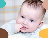 Bebé de 4 meses con ojos azules, chupándose el dedo. ¿Cuántas horas de sueño necesita un bebé de 4 meses?