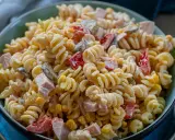 Schüssel mit cremigem, schneller Nudelsalat, gefüllt mit Spiralnudeln, Schinkenwürfeln, Mais und Paprika. Perfekt für ein schnelles Mittagessen.