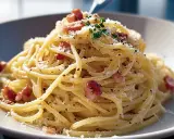 En krämig portion pasta carbonara med guanciale, parmesan och svartpeppar.