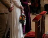 Novios en ceremonia civil, ramo de flores. Las ventajas de casarse por lo civil son muchas, como la simplicidad y rapidez.