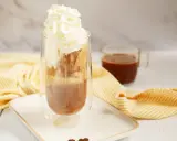 Un délicieux café liégeois glace, couronné de chantilly, prêt à être dégusté.