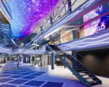 Interni moderni di una nave MSC in Europa, con soffitto a LED stellato e luci al neon.