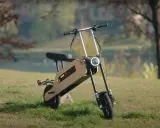 Trottinette électrique au design unique, prête à être pliée pour faciliter le transport.