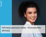 Uśmiechnięta kobieta z kręconymi włosami, tekst o afirmacji pewności siebie.