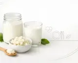 Kefir w słoiku i szklance, ziarna kefirowe na łyżce i w miseczce. Czy kefir jest zdrowy? Tak, to napój pełen probiotyków.
